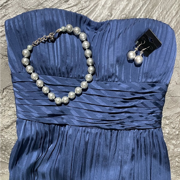 BCBG MAXAZRIA long navy blue strapless dress / Gray Pearl necklace and earrings